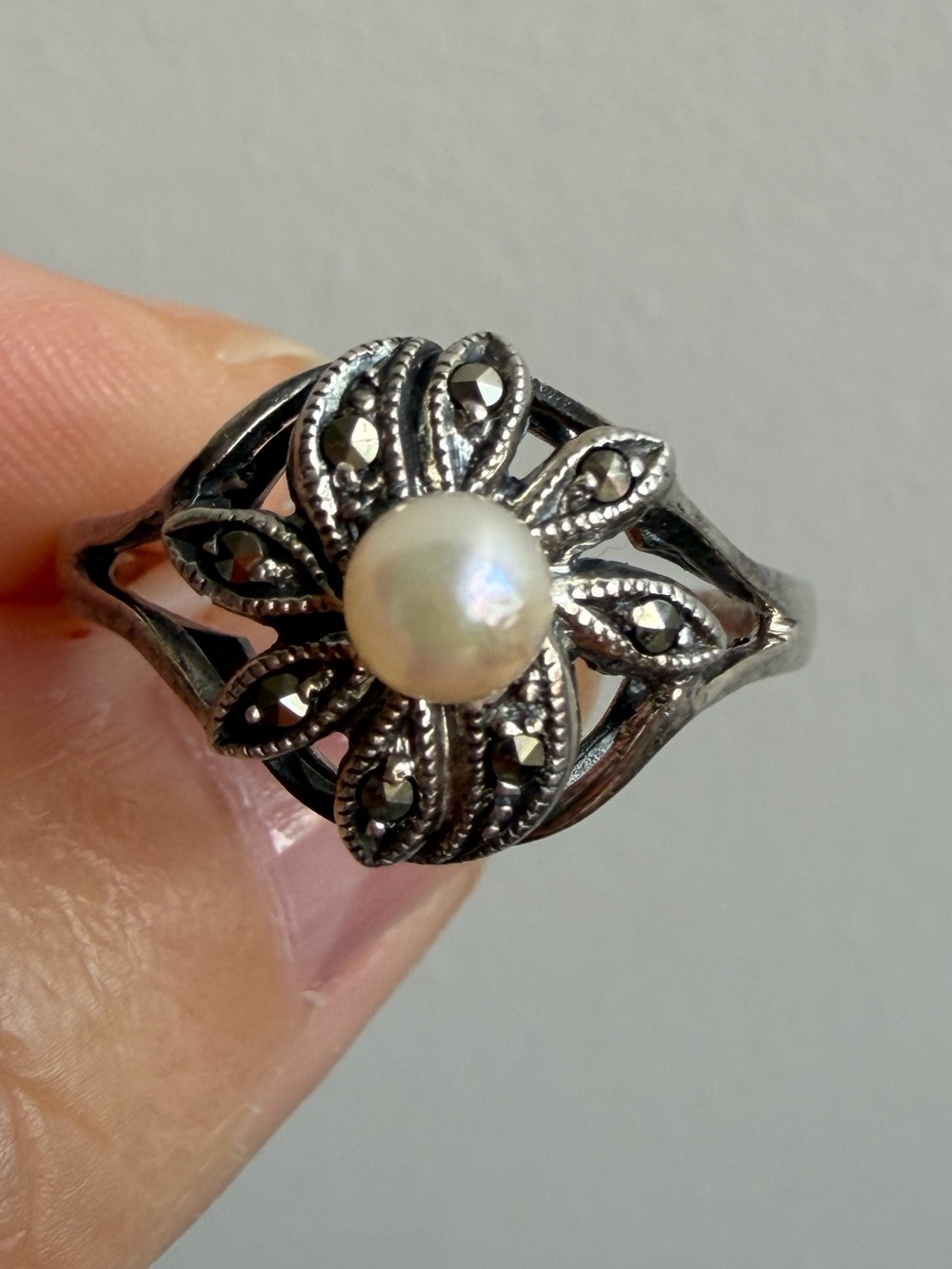 VINTAGE ROUND WHITE PEARL & MARCASITES RING 925 STERLING SILVER - Picture 10 of 16